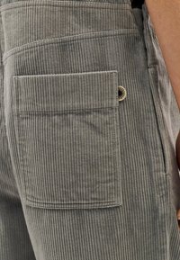 Thinking Mu LUZ - Latzhose - light grey
