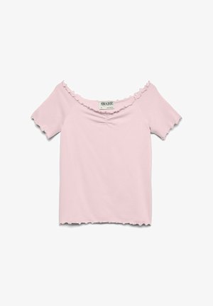 Jasnoróżowa krótka bluzka z krótkim rękawem z falbankami na dekolcie, rękawach i na dole, z małym marszczonym detalem na środku przodu.