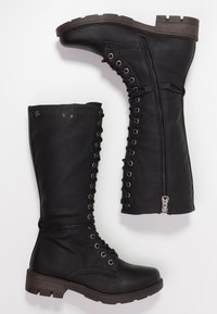 Sorte knæ-høje støvler med en struktureret overflade, der har sidelukning med lynlås og snørebånd foran, rund tå og en lav stablet hæl.