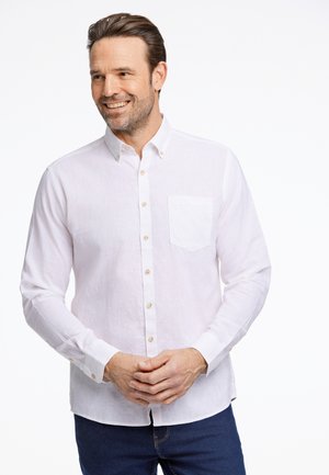 Camisa blanca de botones, hecha de lino, con un bolsillo en el pecho y botones beige. Mangas largas y un diseño de collar clásico.