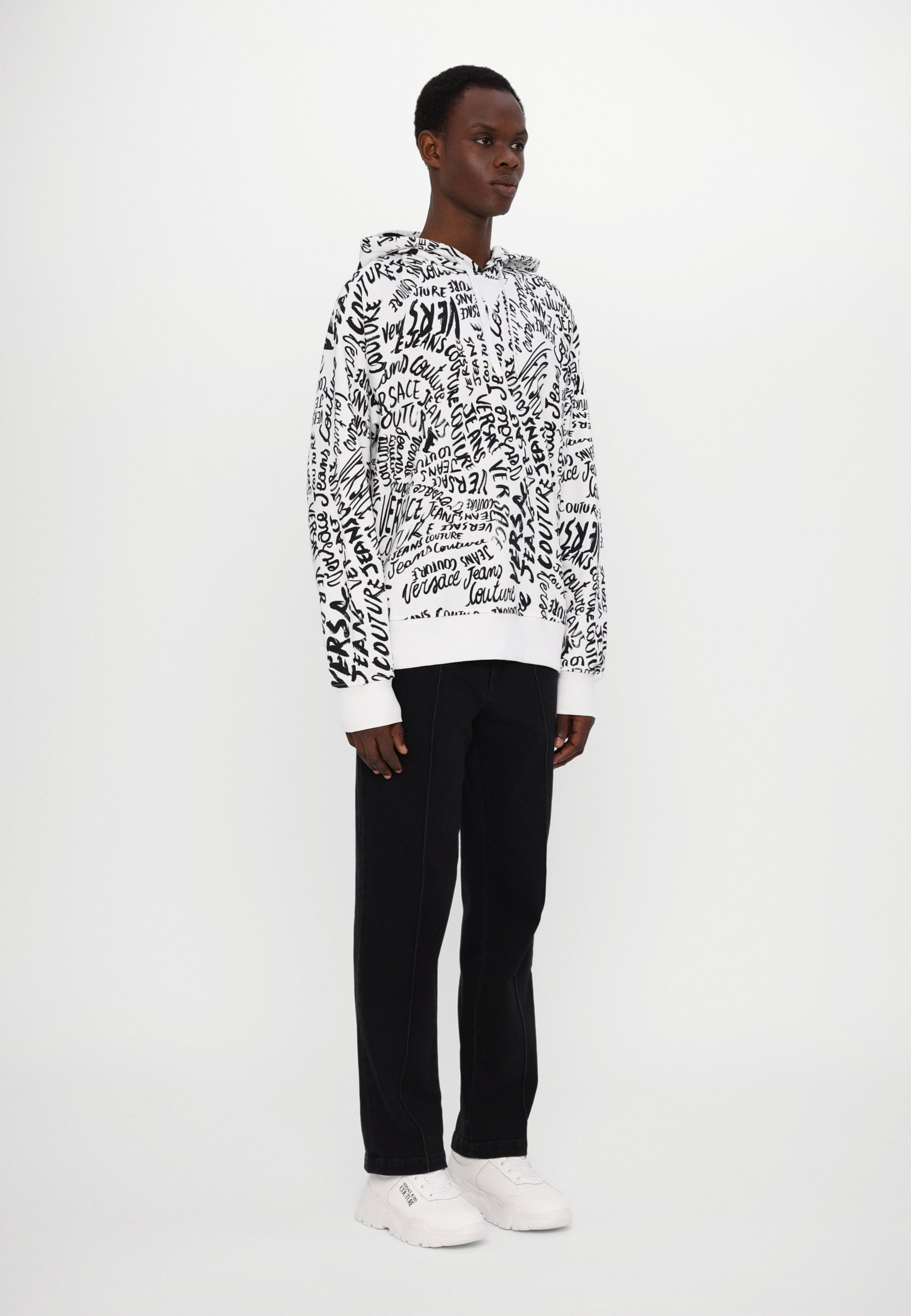 スウェット・トレーナー VERSACE JEANS COTTON SWEATSHIRT WITH LOGOMANIA PRINT 23981225_54164807_1000.jpg