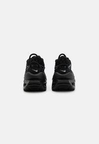 Nike Sportswear AIR MAX FLYKNIT VENTURE - Sportcipő - black/metallic silver