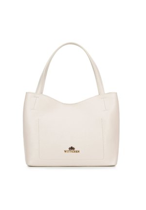 Witte lederen totebag met een gestructureerde afwerking, een gebogen bovenkant en een voorkantzak. Bevat een gouden hardware logo in het midden onderaan.