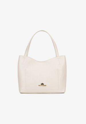 Biała skórzana torba tote o teksturowanym wykończeniu, z zaokrąglonym topem i przednią kieszenią. Posiada złote logo na dole na środku.