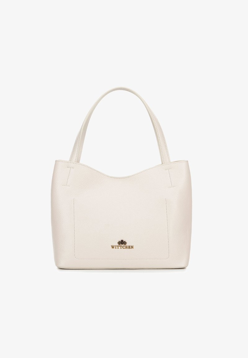 Witte lederen totebag met een gestructureerde afwerking, een gebogen bovenkant en een voorkantzak. Bevat een gouden hardware logo in het midden onderaan.