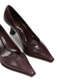 Bordowe skórzane szpilki z wysmuklonym noskiem i słupkowym obcasem, charakteryzujące się gładką fakturą i zaokrąglonym wycięciem po bokach.