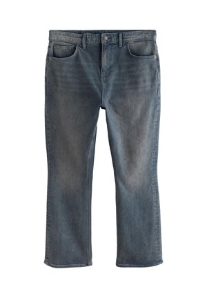 Donkergrijze jeans met rechte pijpen, voorzakken, riemlussen en een knoopsluiting, plat neergelegd op een witte achtergrond.