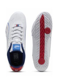 Hvide atletikskor med blå og røde detaljer, med øvre del i glat læder, snørelukning og tekstureret gummisål med en rød stribe i midten.