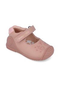 Zapato de goma rosa con punta redondeada, correa ajustable y diseños de animales en relieve. Presenta una suela texturizada y un forro interior suave.