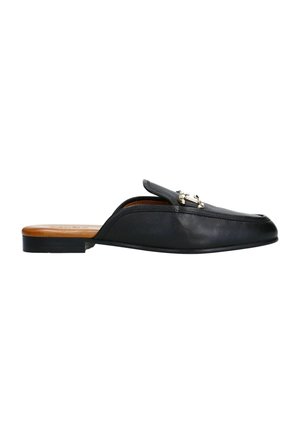 Chaussure slip-on en cuir noir avec un bout pointu, semelle plate et accessoire en métal argenté décoratif sur le dessus. Texture lisse et design minimal.