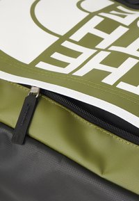 The North Face BASE CAMP FUSE BOX - Ruksak - forest olive/black