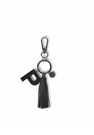 Portachiavi nero con una lettera "P" stilizzata, una nappina in pelle e un gancio metallico con un anello, che presenta un design elegante e accenti texture.