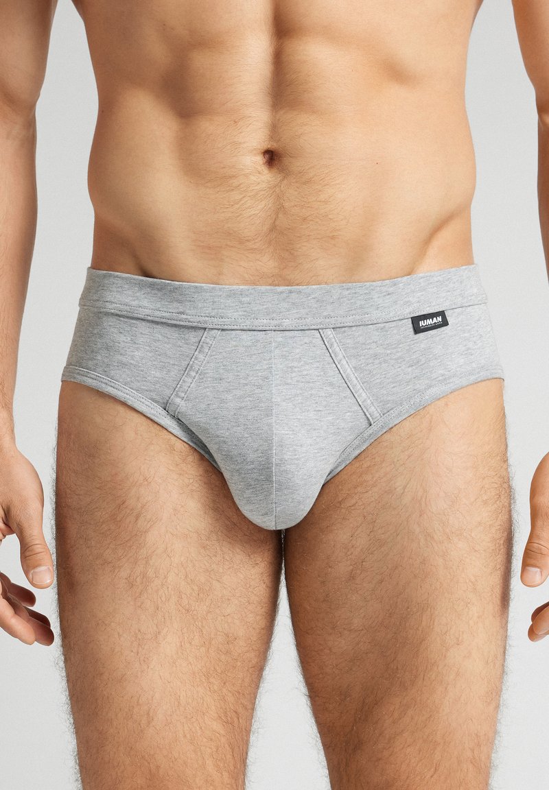 Šedé bavlněné slipy s těsným střihem, elastickým pasem a decentními švy. Materiál je měkký na dotek a má minimální branding.