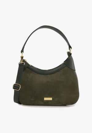 Groene suède handtas met een gebogen ontwerp, voorzien van een leren handvat met een structuur, gouden hardware-accenten en een merkplaatje.