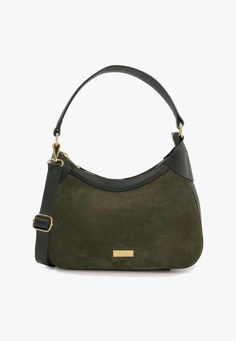 Sac à main en daim vert avec un design arrondi, doté d'une sangle en cuir texturé, d'accents en métal doré et d'une plaque de marque.