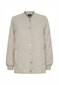 Vadderad beige jacka med rund krage, tryckknappar, sidofickor och elastiska ärmslut. Mjuk textur med subtilt vågmönster.