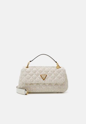 Kleine beige gesteppte Stoffhandtasche mit Tragegriff oben, goldenen Kettendetails und dreieckigem Guess-Logo auf der vorderen Klappe.