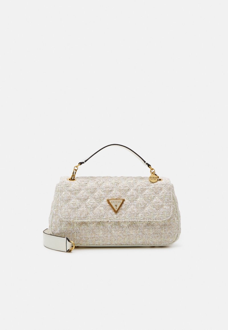 Petit sac à main en tissu matelassé beige avec une poignée supérieure, détails en chaîne dorée et logo triangulaire Guess sur le rabat avant.