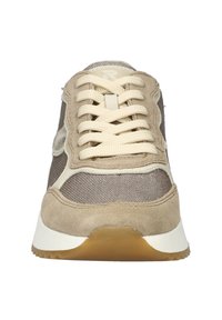 Beige en taupe sneaker met een bovenwerk van suede en mesh, ronde neus, beige veters en een witte tussenzool met een gestructureerde rubberen buitenzool.