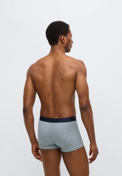 Ανδρικά μπόξερ σε σκούρο μπλε και λευκό γεωμετρικό μοτίβο. Απαλό ύφασμα με εφαρμοστή σιλουέτα και μονόχρωμη μπλε ναυτική μέση.