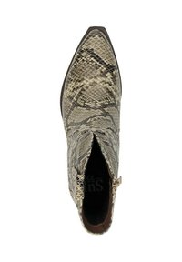 Puntige enkelboot in een gestructureerde, beige pythonprint leren uitvoering met een lage hak en een klein metalen sluitingdetail aan de zijkant.