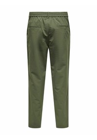 Grüne, leichte Hose mit elastischem Bund, schmalem Schnitt und zwei Gesäßtaschen; glatte Textur und minimalistisches Design.