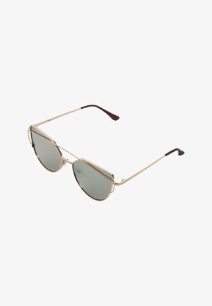 Metallische Fliegerbrille mit grünen Gläsern, ausgestattet mit einem dünnen goldenen Rahmen und braun abgesetzten Scharnieren. Eckiges Design mit reflektierender Oberfläche.