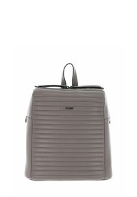 Sac à dos en cuir gris avec texture gaufrée, poignée supérieure et fermeture zippée. Il dispose d'une poche latérale et d'un logo discret à l'avant.