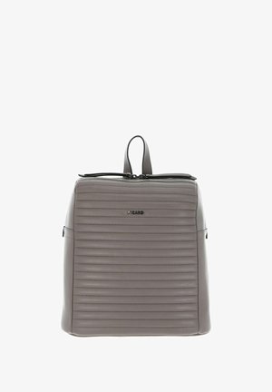 Sac à dos en cuir gris avec texture gaufrée, poignée supérieure et fermeture zippée. Il dispose d'une poche latérale et d'un logo discret à l'avant.