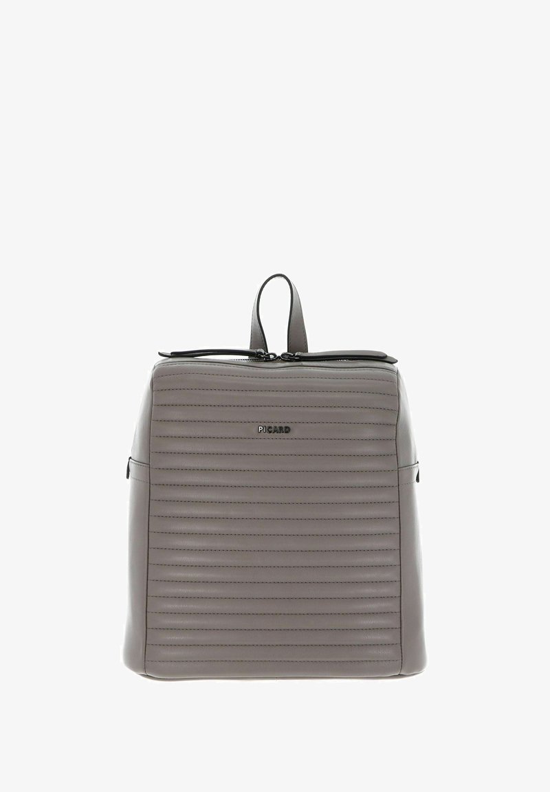 Sac à dos en cuir gris avec texture gaufrée, poignée supérieure et fermeture zippée. Il dispose d'une poche latérale et d'un logo discret à l'avant.