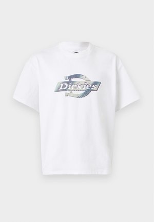 Camiseta blanca de manga corta con un logo "Dickies" metálico plateado centrado en el pecho sobre un fondo liso.