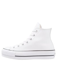 Białe sneakersy typu high-top wykonane z gładkiej skóry. Posiadają czarną gumową podeszwę z teksturowanym czubkiem, sześć otworów na sznurówki oraz przeszywaną detalizację.