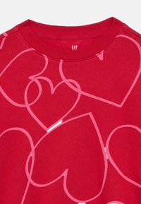 Κόκκινο βαμβακερό φούτερ με σχέδιο από επικαλυπτόμενες ροζ καρδιές. Λαιμόκοψη με ριμπ τελείωμα. Απαλή υφή, casual σχεδιασμός.