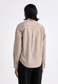 GANT STRIPED - Camicia - braun weiß