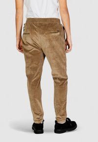 Gianni Lupo DRAWSTRING - Pantaloni - mud