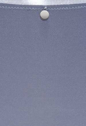 Lichtpaarse stof met een gladde textuur, voorzien van een ronde zilveren knoop en een zigzagstiksels aan de bovenrand.