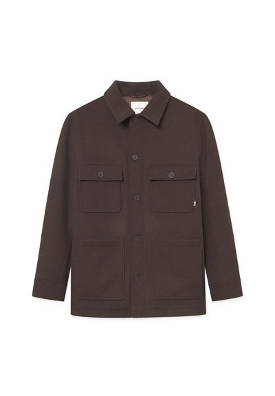 Chaqueta de mezcla de lana marrón con cuello, cierre frontal de botones, dos bolsillos en el pecho y dos bolsillos laterales. Textura suave con un diseño estructurado.