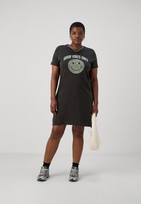 ONLY Carmakoma CARLUCY LIFE - Trikotāžas kleita - black