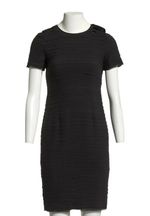 Robe courte noire texturée à manches courtes avec encolure ronde, présentée sur un buste et des bras de mannequin blanc.