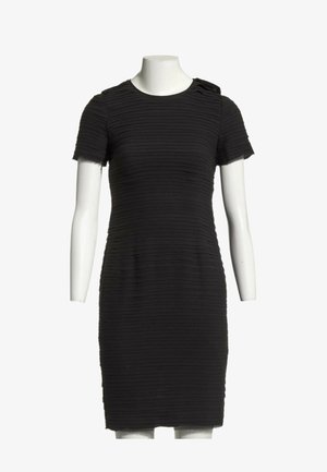 Robe courte noire texturée à manches courtes avec encolure ronde, présentée sur un buste et des bras de mannequin blanc.