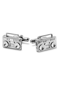 Sølvfargede mansjettknapper formet som vintage boomboxer, med detaljerte design av høyttalere og kontroller, og en glatt metallisk finish.