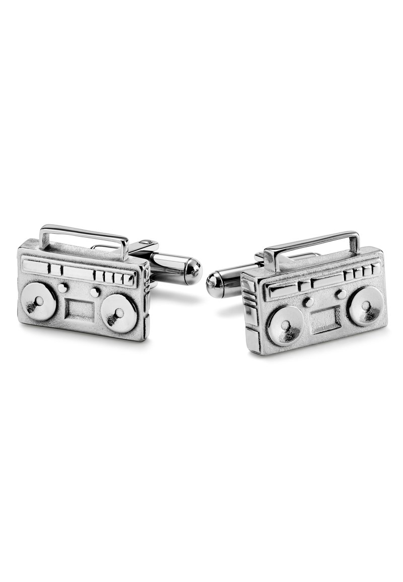 Sølvfargede mansjettknapper formet som vintage boomboxer, med detaljerte design av høyttalere og kontroller, og en glatt metallisk finish.