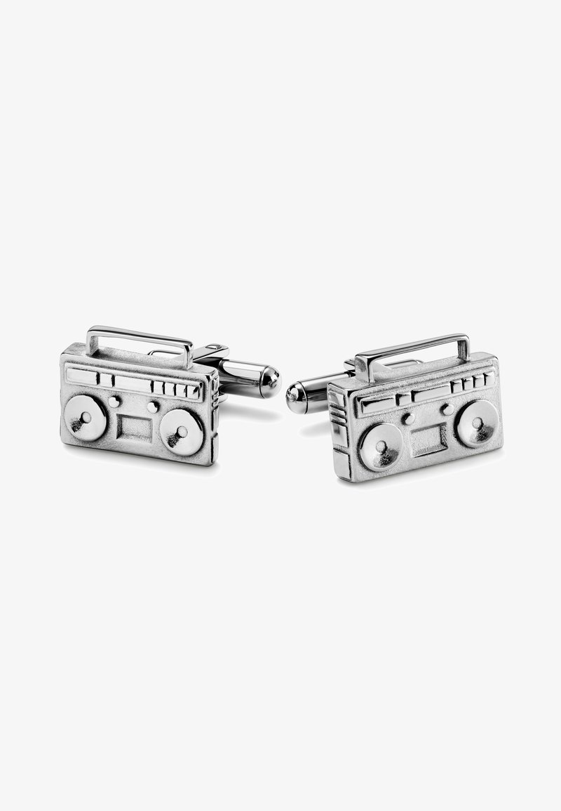 Sølvfargede mansjettknapper formet som vintage boomboxer, med detaljerte design av høyttalere og kontroller, og en glatt metallisk finish.