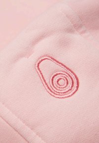 Tela rosa con un diseño de aguacate bordado que presenta un contorno y un detalle en espiral. La textura es suave y ligera.