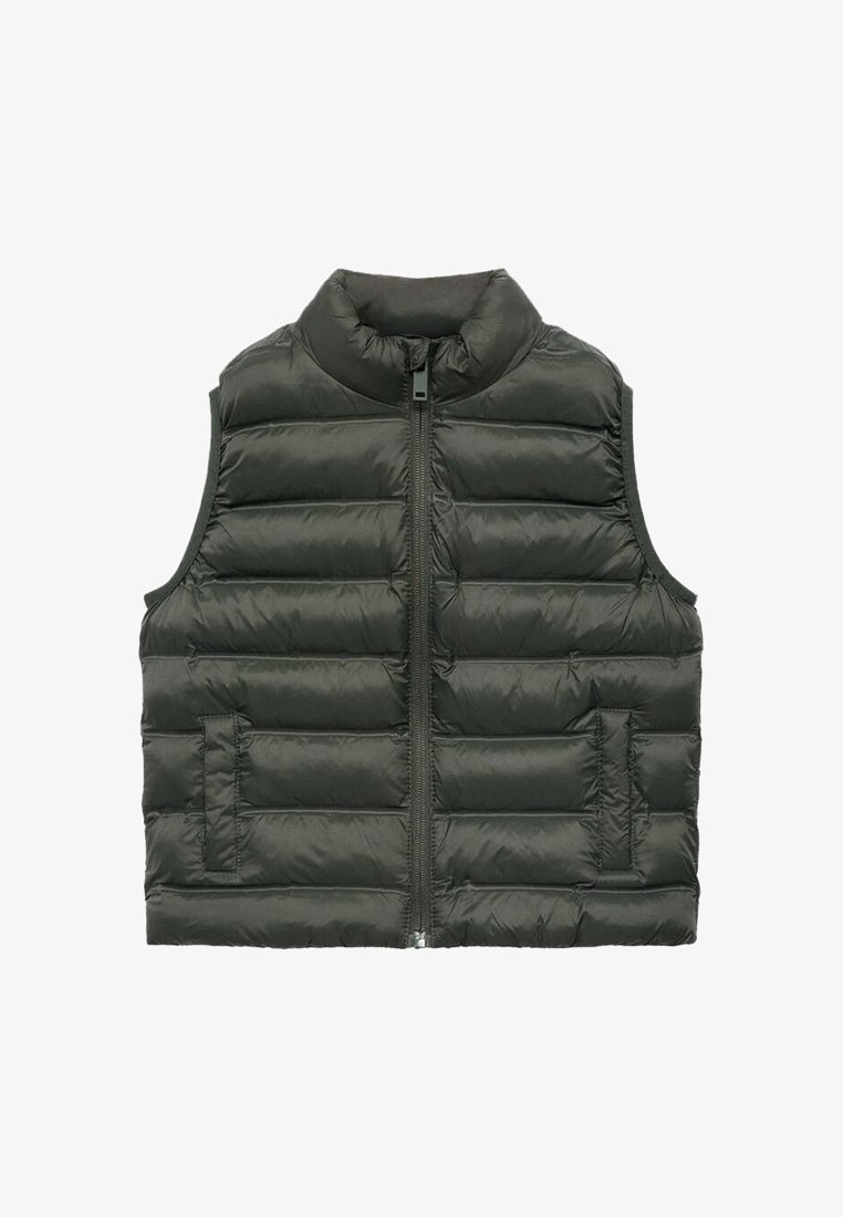 Veste sans manches matelassée noire avec col haut, fermeture éclair à l'avant et deux poches latérales, conçue pour la chaleur et un style décontracté.