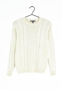 Krémový svetr s copánkovým vzorem a dlouhými rukávy na černém ramínku na bílém pozadí.