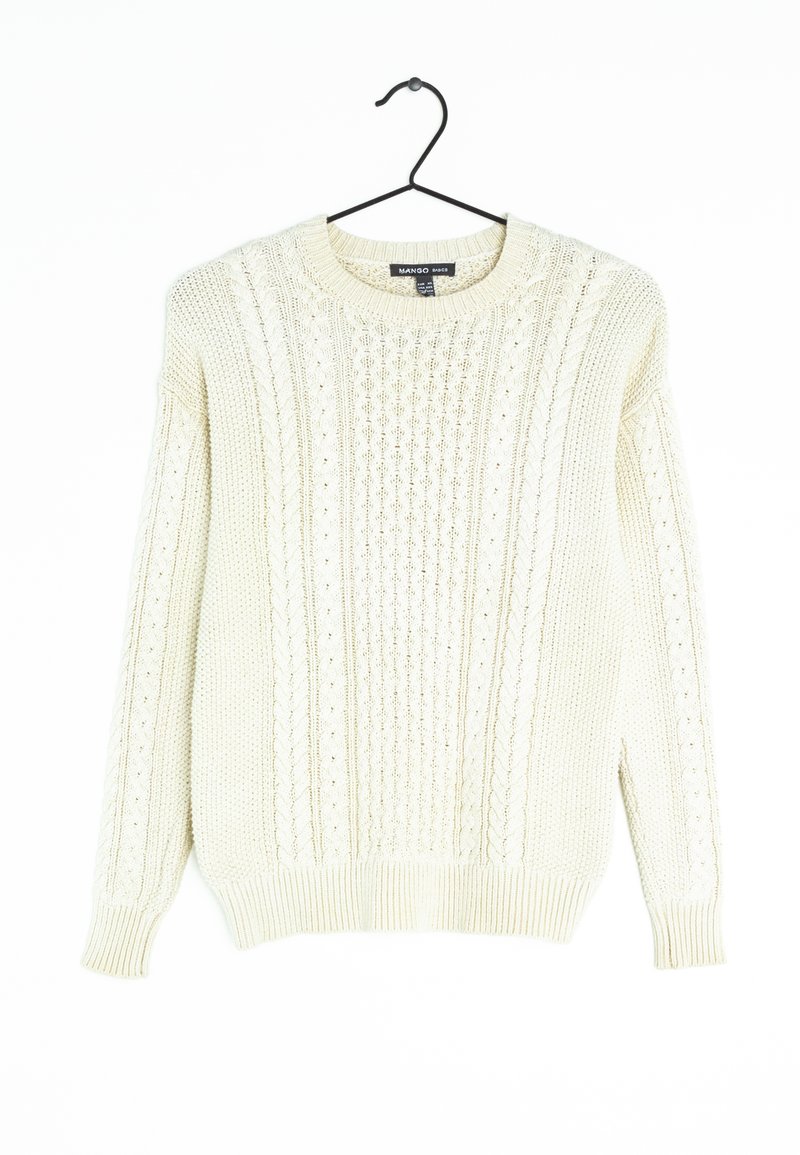 Krémový svetr s copánkovým vzorem a dlouhými rukávy na černém ramínku na bílém pozadí.