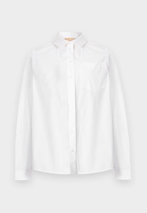 Weißes langärmliges Hemd mit Knöpfen, Kragen und Brusttasche, vor einem schlichten hellen Hintergrund präsentiert.