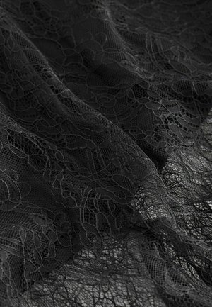 Schwarzer Spitzenstoff mit feinen Blumenmustern und zarten Texturen. Das Material ist transparent, mit feinen Fäden, die einen Überlappungseffekt erzeugen.