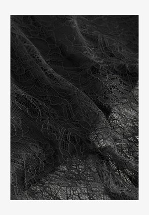 Material din dantelă neagră, cu modele florale intricate și texturi delicate. Materialul este transparent, iar firele fine creează un efect de suprapunere.